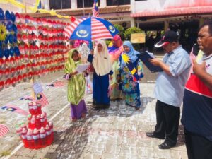 Bendera Malaysia Diperbuat Daripada Bahan Terbuang