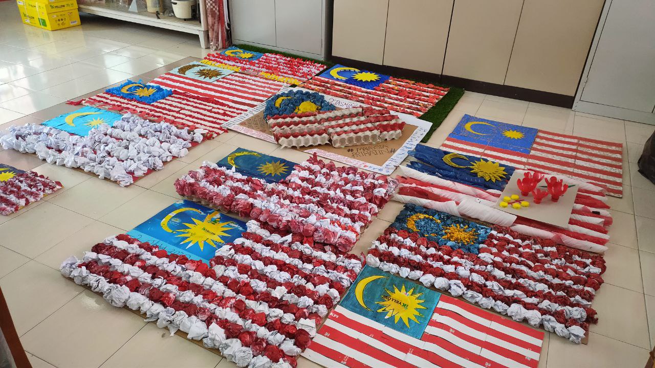 Bendera Malaysia Daripada Bahan Terbuang [ Malaysia ]