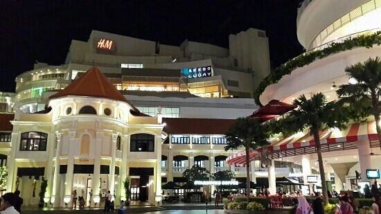 Gurney Paragon Mall